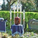Schmuckurne Urnenbeisetzung mit Kerzen